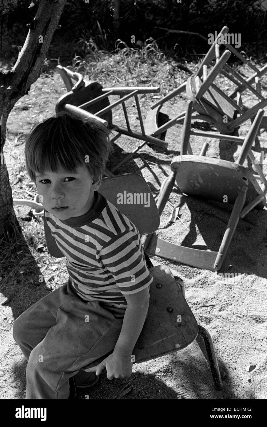 Kind sitzt alleine auf dem Spielplatz im Kindergarten im Zentrum von Los Angeles Stockfoto