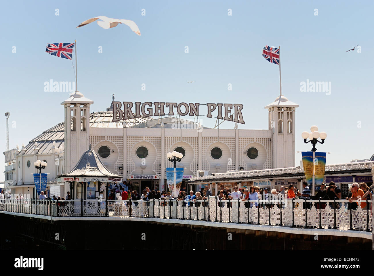 Touristen auf Brighton Pier Stockfoto