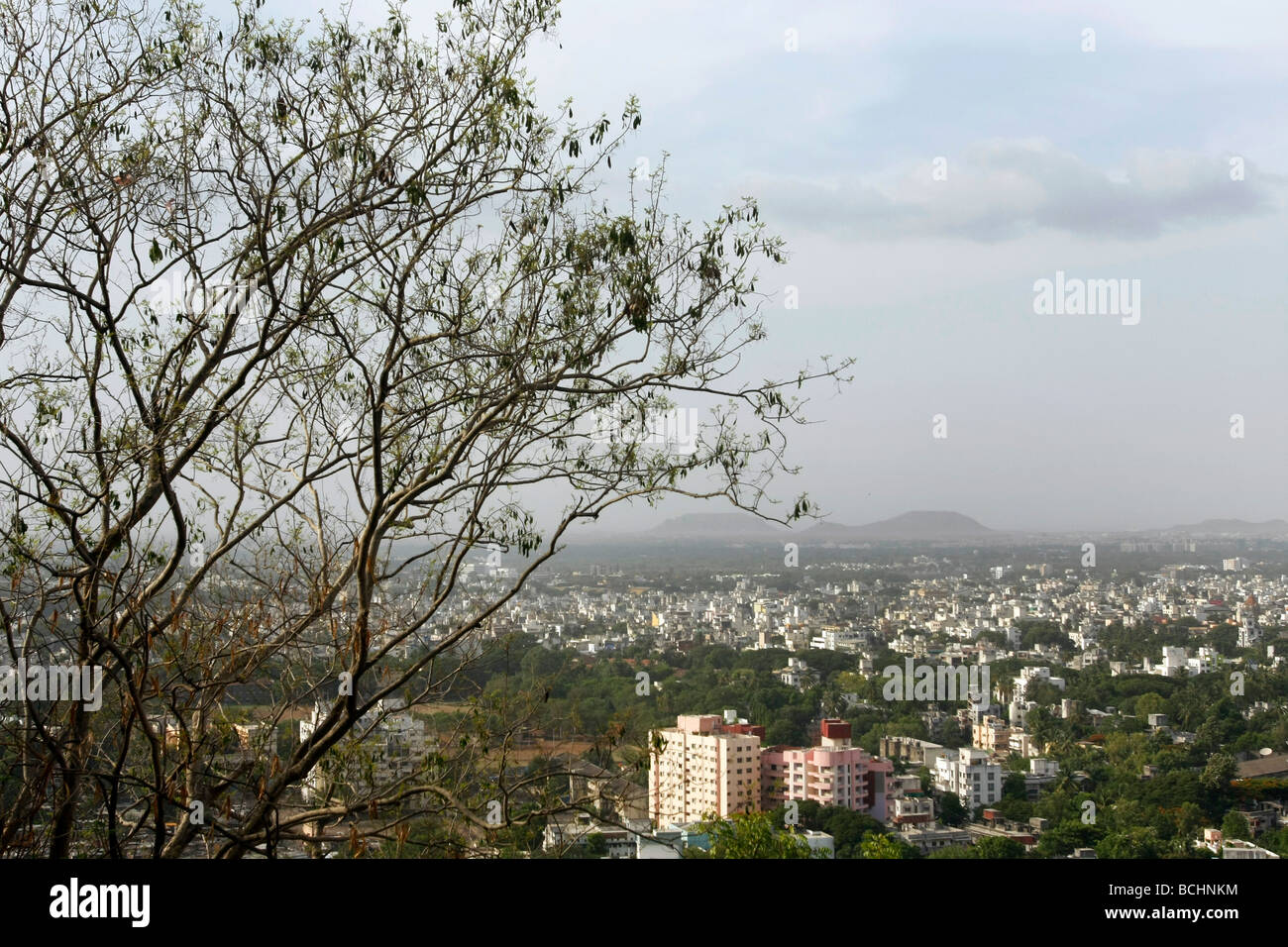 Ein Vögel Augen Blick auf Pune (Poona) in Indien vom Parvati Hügel. Stockfoto