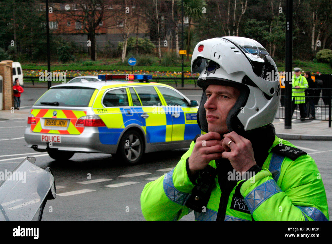 Ein Polizei-Motorradfahrer stellt seinen Helm Stockfoto