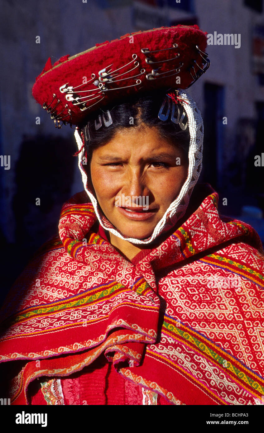 Einheimische Quechua-Frau in traditioneller Tracht Ollaytantambo Urubamba-Tal Peru Stockfoto