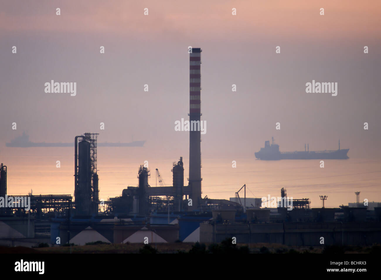 Industriegebiet von Augusta/Priolo/Siracusa, petrochemische Anlage ISAB Lukoil Stockfoto