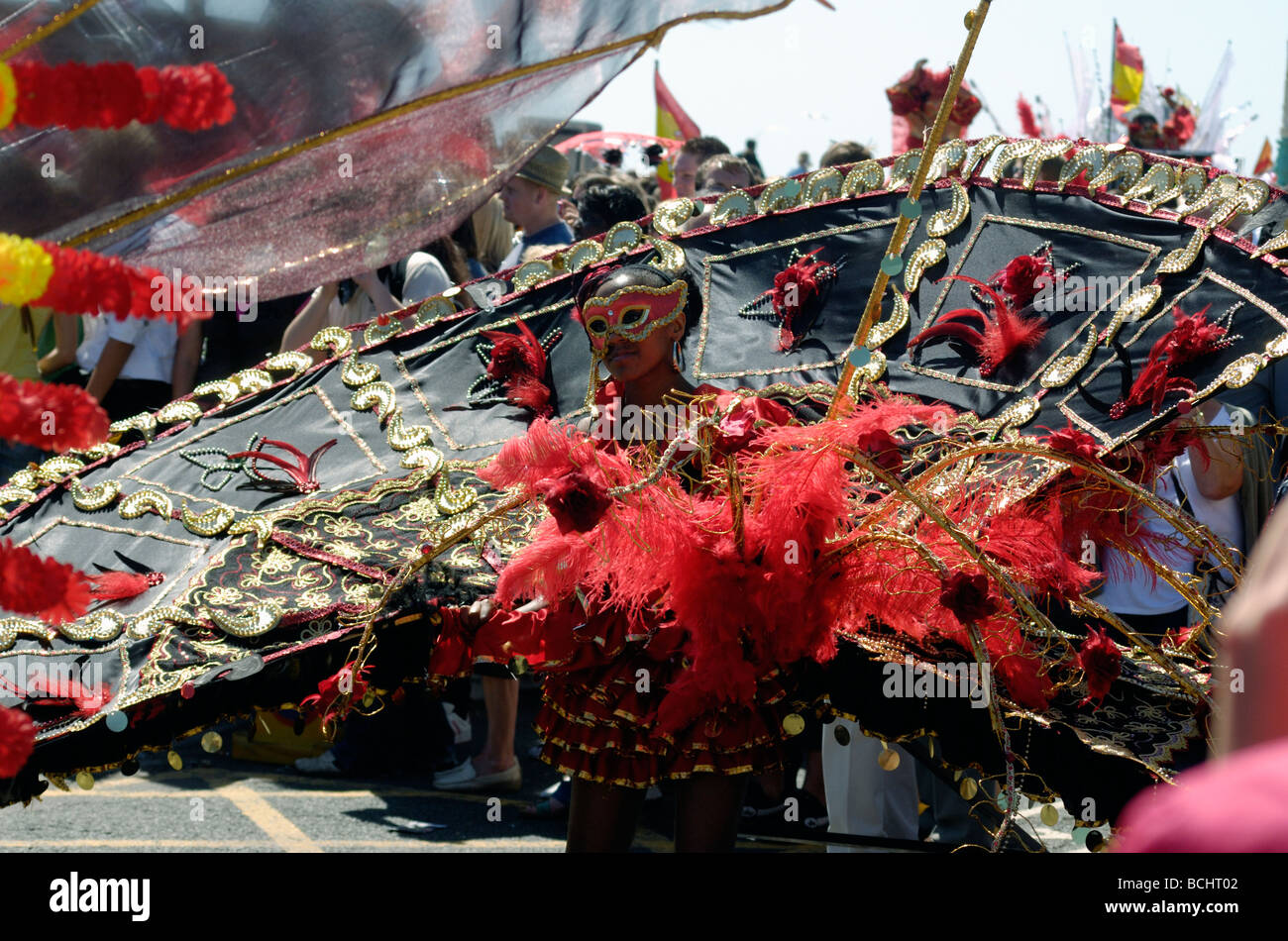 Schwarze Frau, gekleidet in aufwendigen Kostümen auf Brighton festival Stockfoto