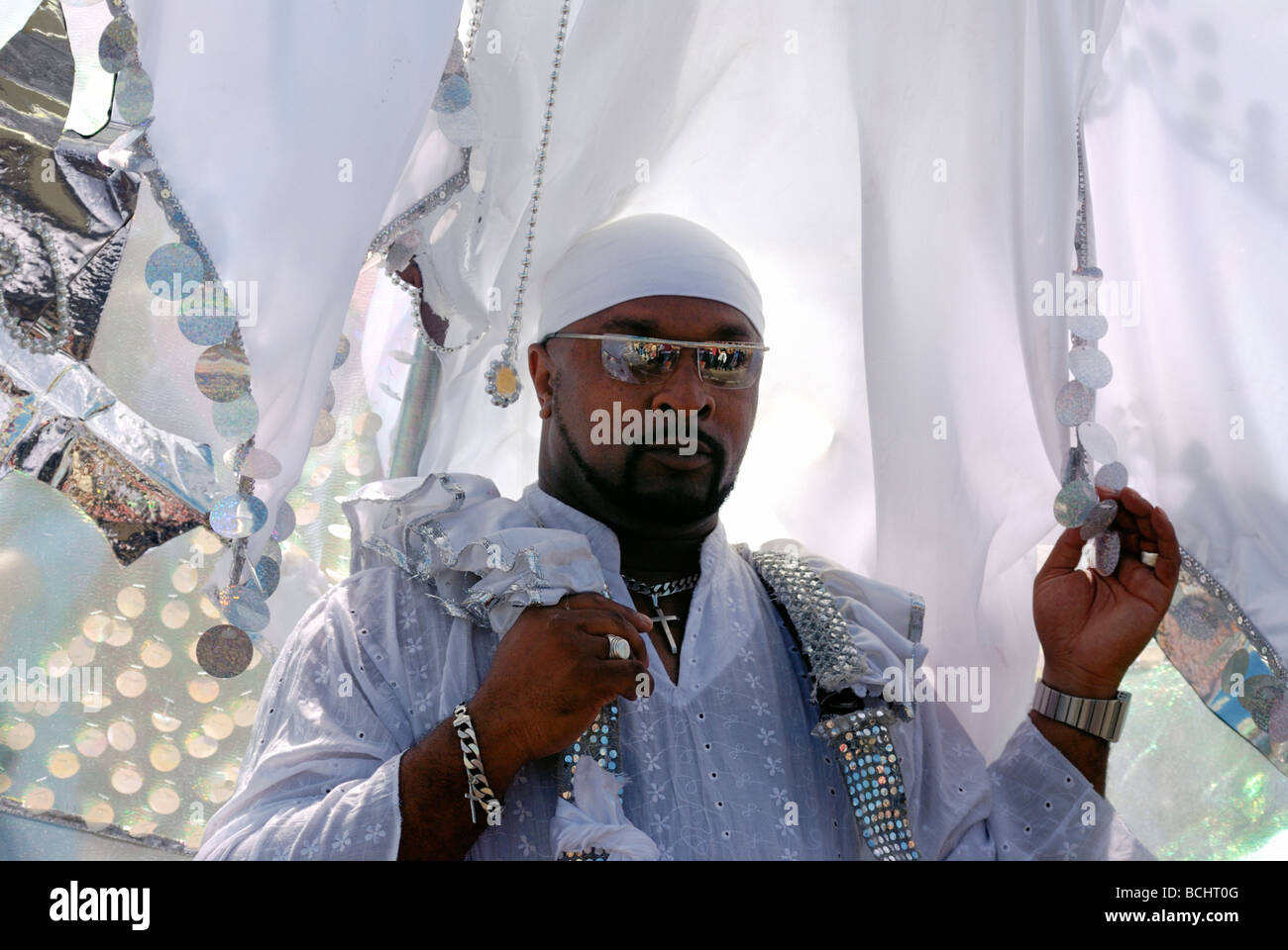 Schwarzer Mann in weiß und Silber Kostüm auf Brighton festival Stockfoto