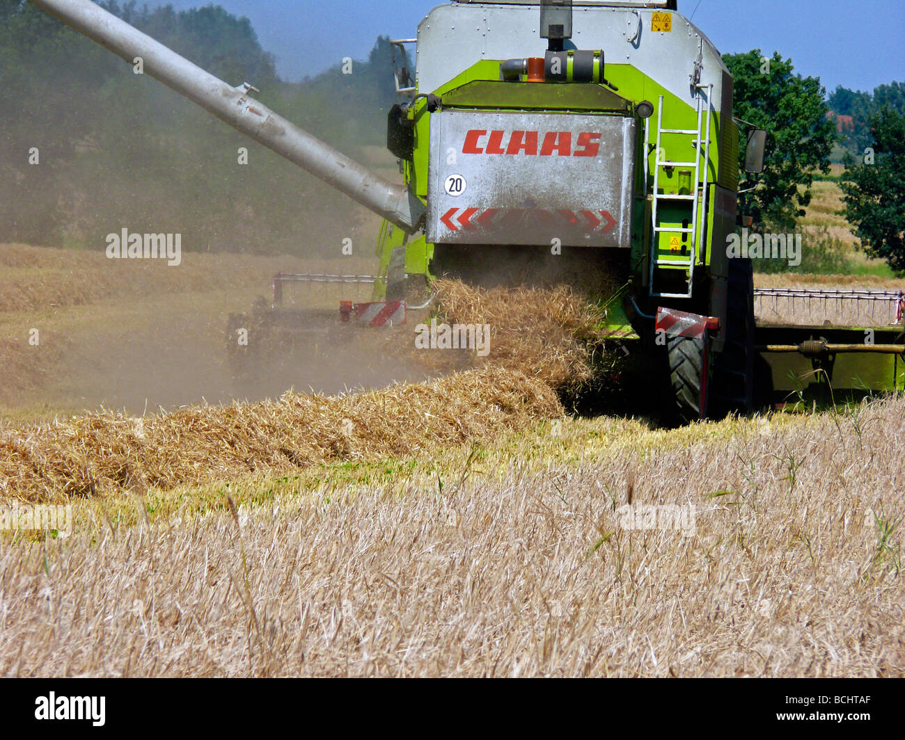 Erntemaschine im Weizenfeld Bayern Deutschland Juli 08 Stockfoto