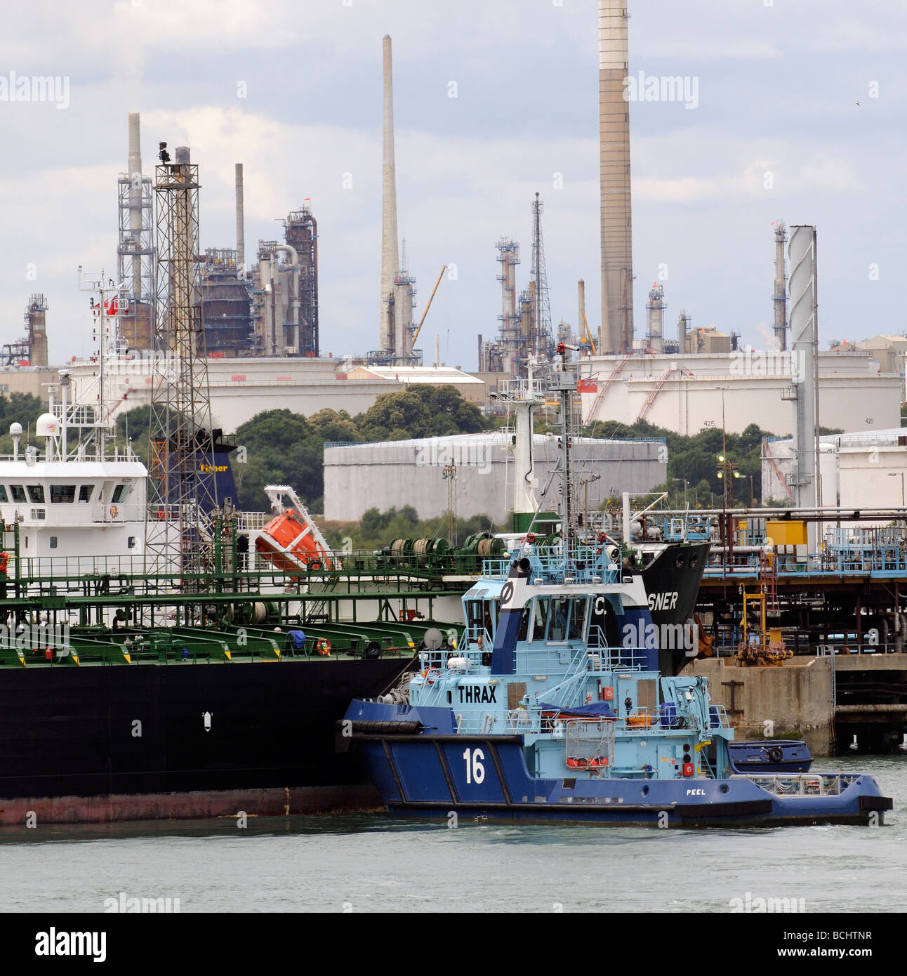 Marine Terminal Fawley Southampton England UK Schlepper der Öltanker T C Gleisner durch Andocken in Position verschoben wird Stockfoto