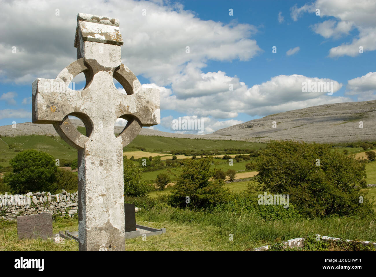 Ein keltisches Kreuz auf dem Friedhof in The Burren, County Clare, Irland Stockfoto