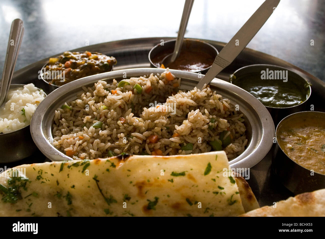 In der südlichen Stadt von Mysore, Indien ist eine kostengünstige, einfache Thali für das Mittagessen serviert. Stockfoto