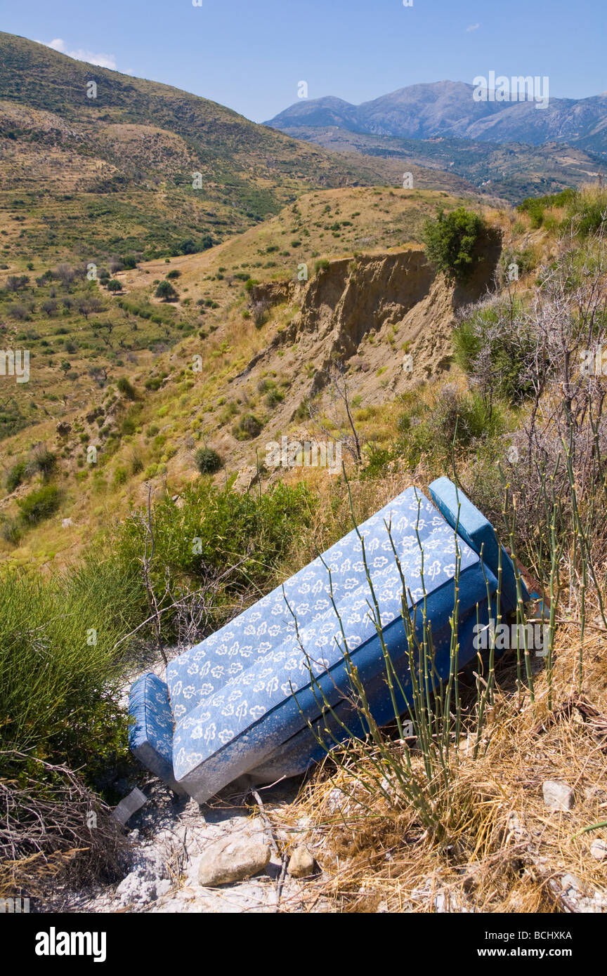 Sofa geworfen in der offenen Landschaft in der Nähe von Tzanata in der Nähe von Poros auf der griechischen Insel Kefalonia Griechenland GR Stockfoto