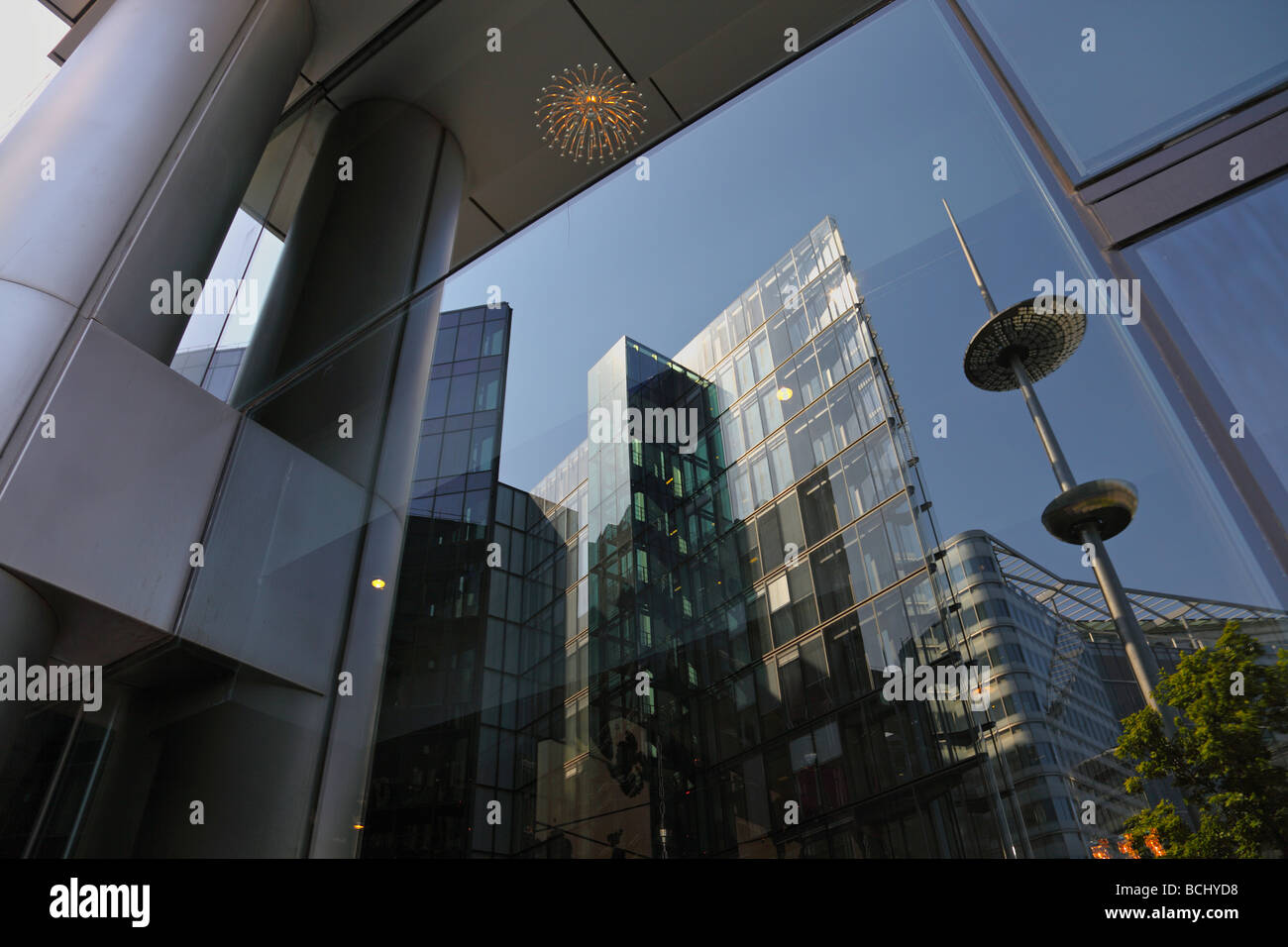 Reflexionen von einem modernen Bürogebäude in London Stockfoto