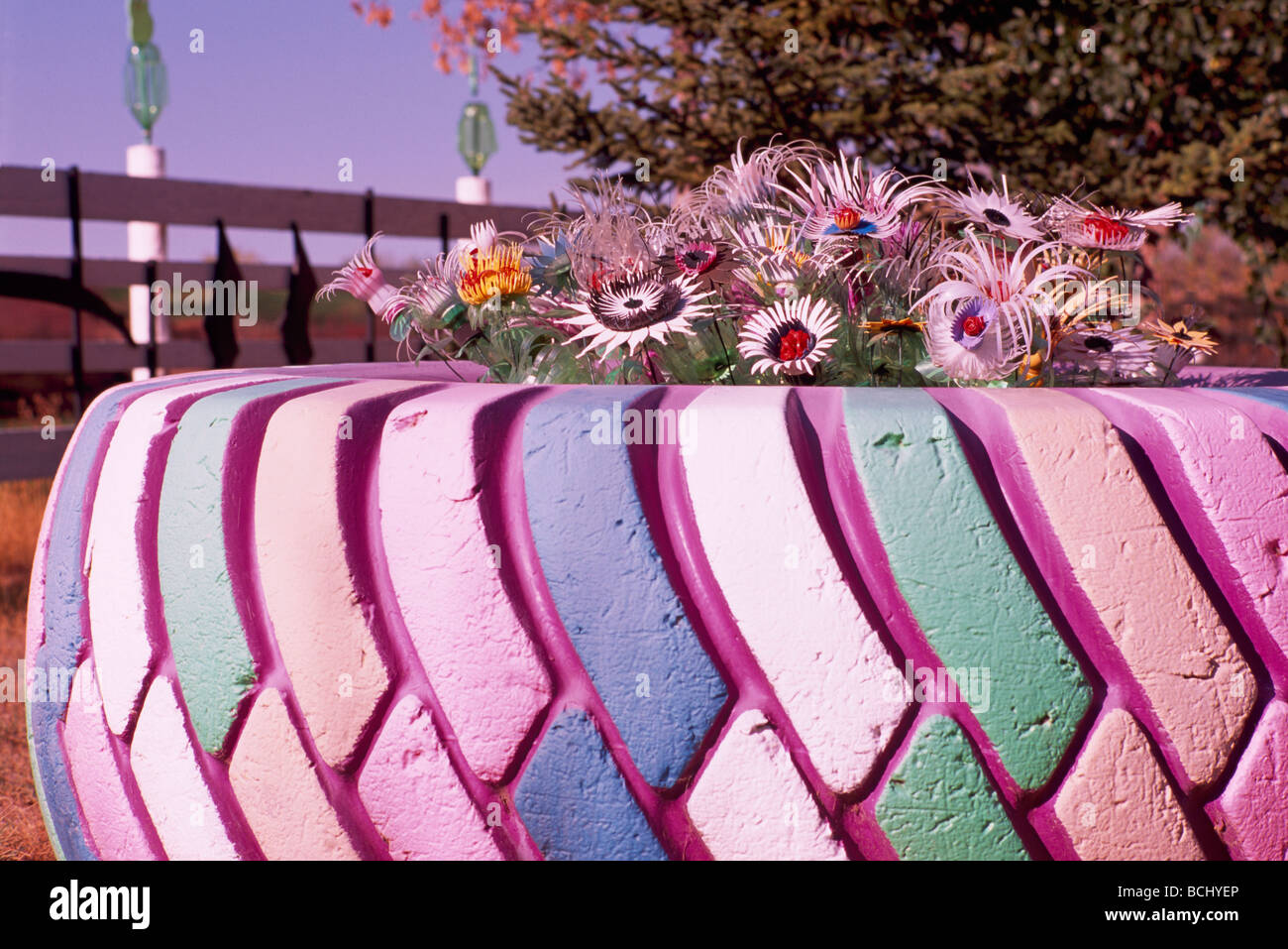 Recycling-eine alte große Kautschuk-LKW-Reifen zur Wiederverwendung als umweltfreundliche und ungewöhnliche Flower Pot Garden Stockfoto