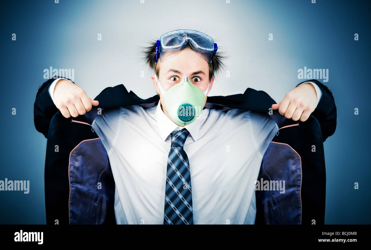 Verrückte Geschäftsmann in Schutzmaske auf weichem blauem Hintergrund Stockfoto