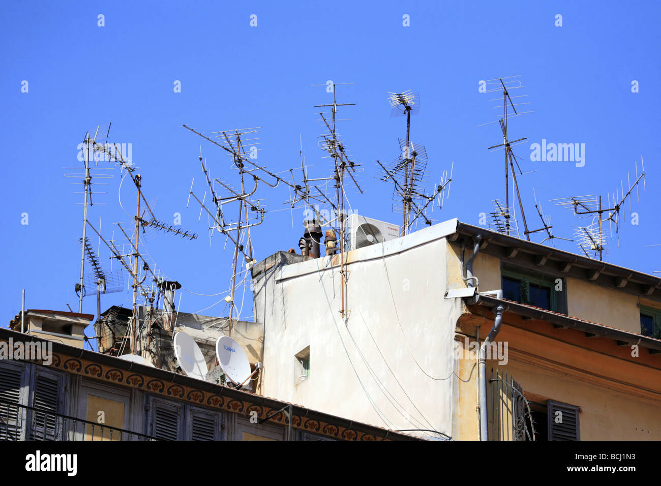 Eine große Anzahl von Fernsehantennen und Satellitenschüsseln auf einem Dach in Nizza Frankreich Stockfoto