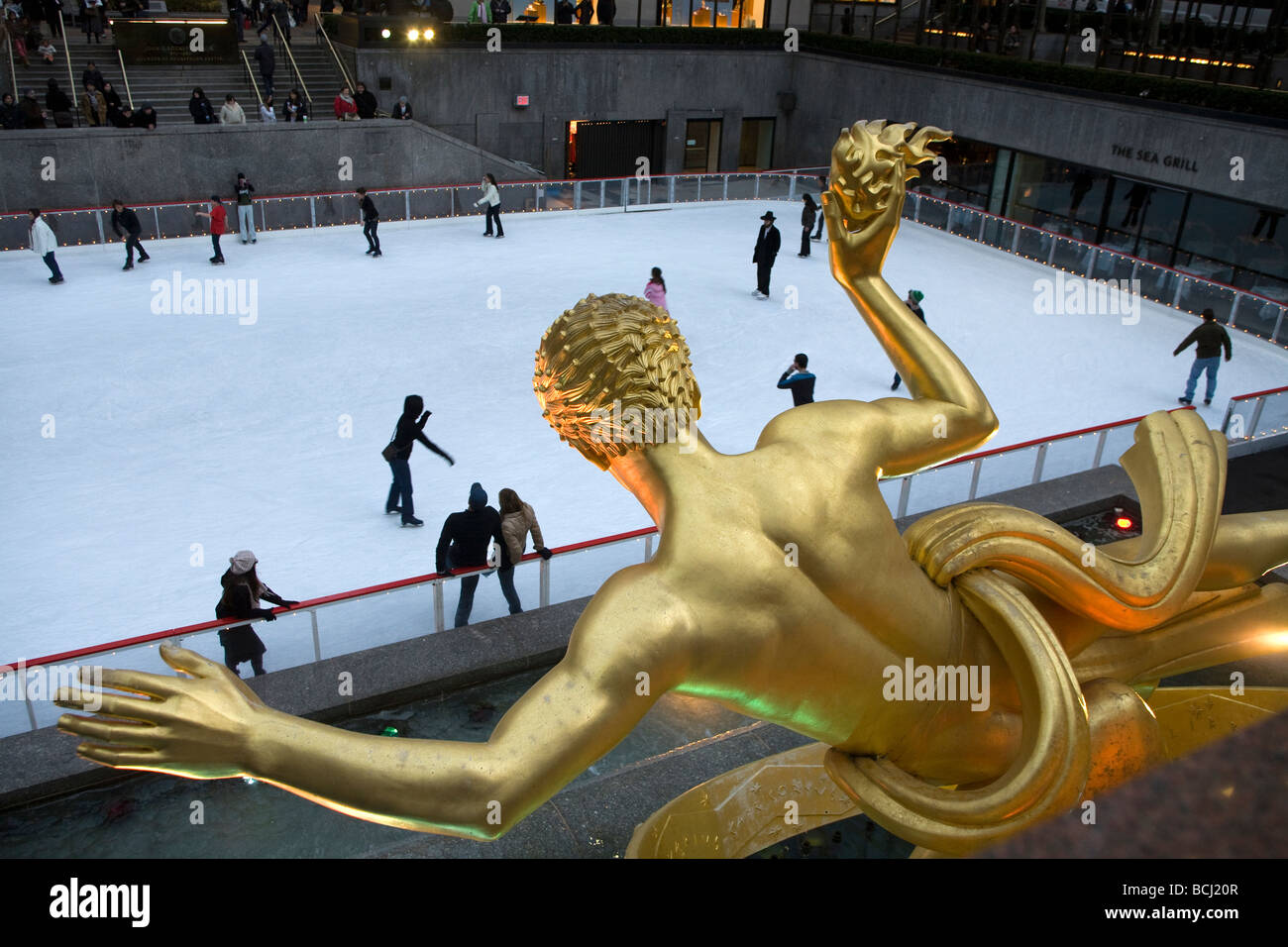 Blick über Prometheus s Schulter am Rockefeller Plaza Eisbahn am Rockefeller Center in Manhattan Stockfoto