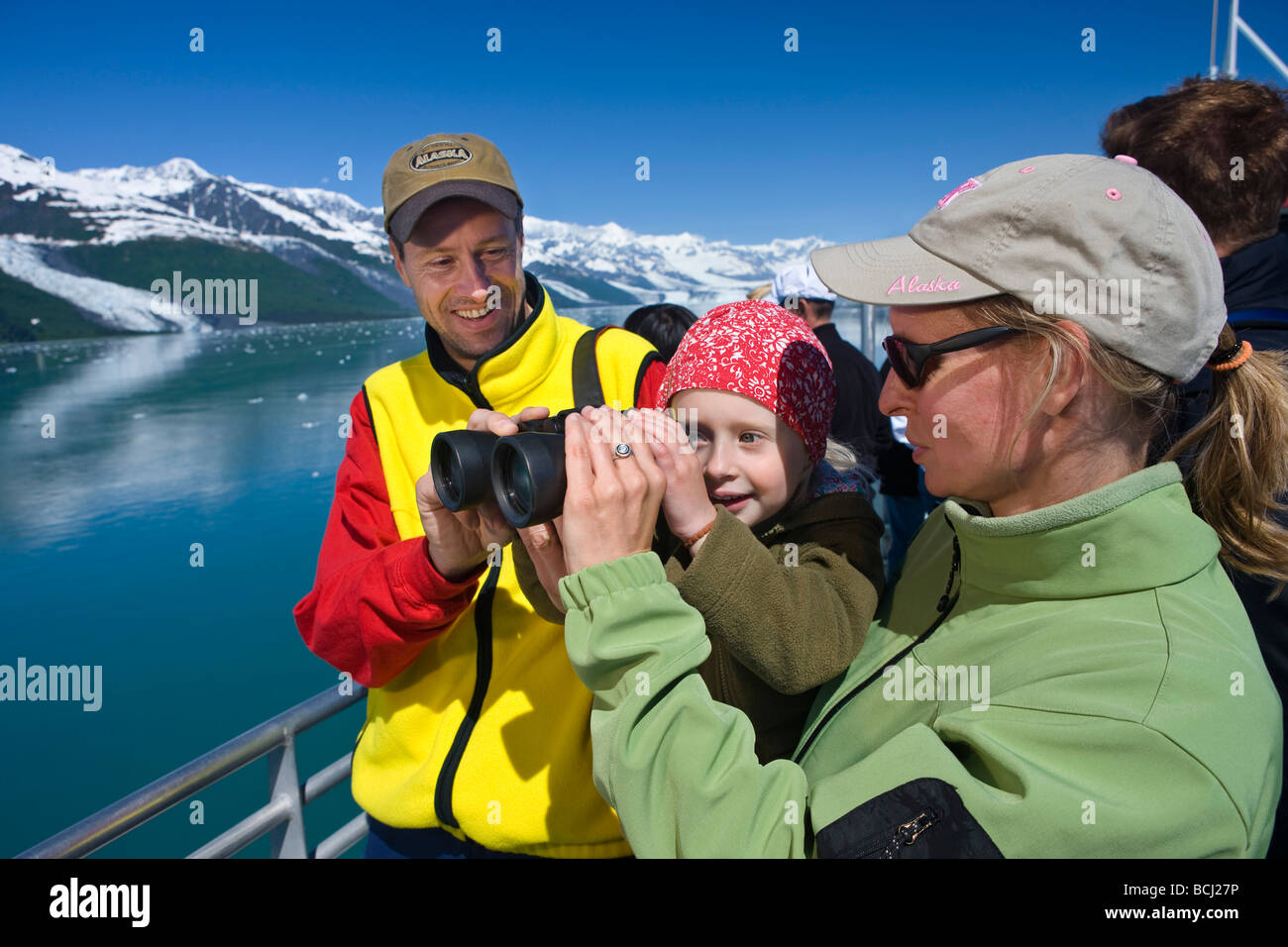 Leuchtenfamilie Sightseeing in College Fjord vom Deck der einen Tour Boot, Prinz-William-Sund, Sommer, Süden-Zentral-Alaska Stockfoto