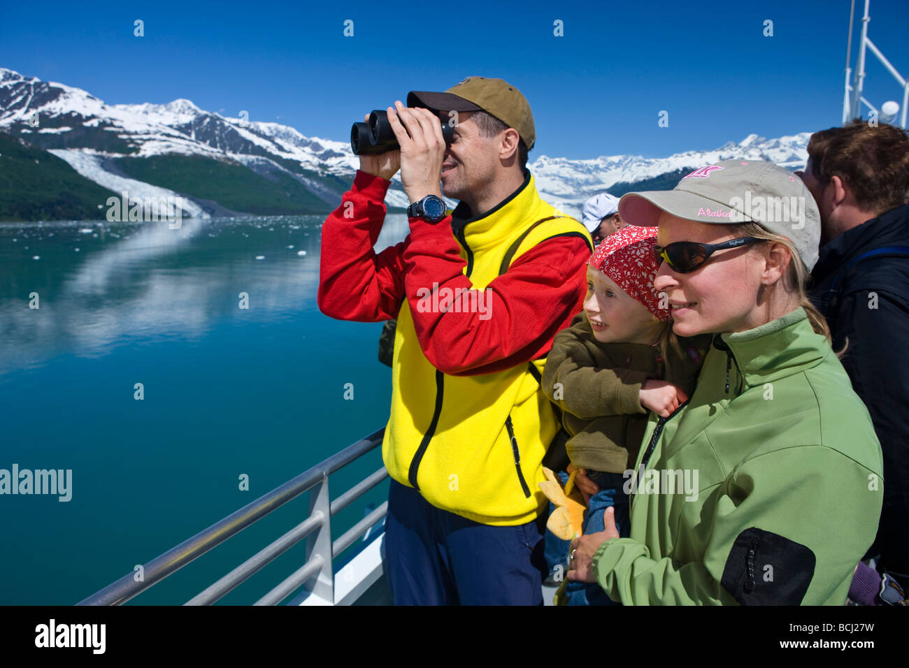 Leuchtenfamilie Sightseeing in College Fjord vom Deck der einen Tour Boot, Prinz-William-Sund, Sommer, Süden-Zentral-Alaska Stockfoto