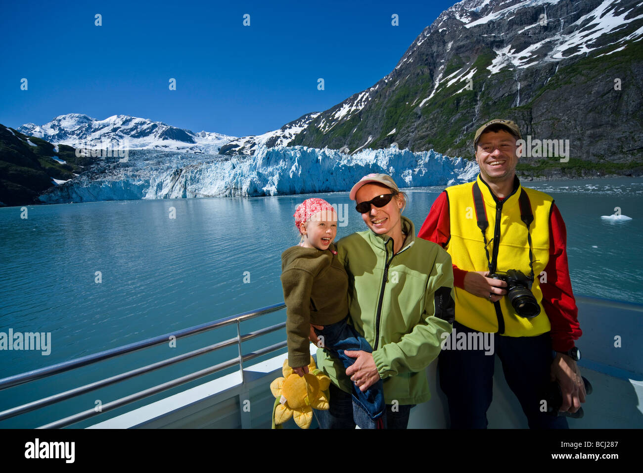 Leuchtenfamilie Sightseeing in College Fjord vom Deck der einen Tour Boot, Prinz-William-Sund, Sommer, Süden-Zentral-Alaska Stockfoto