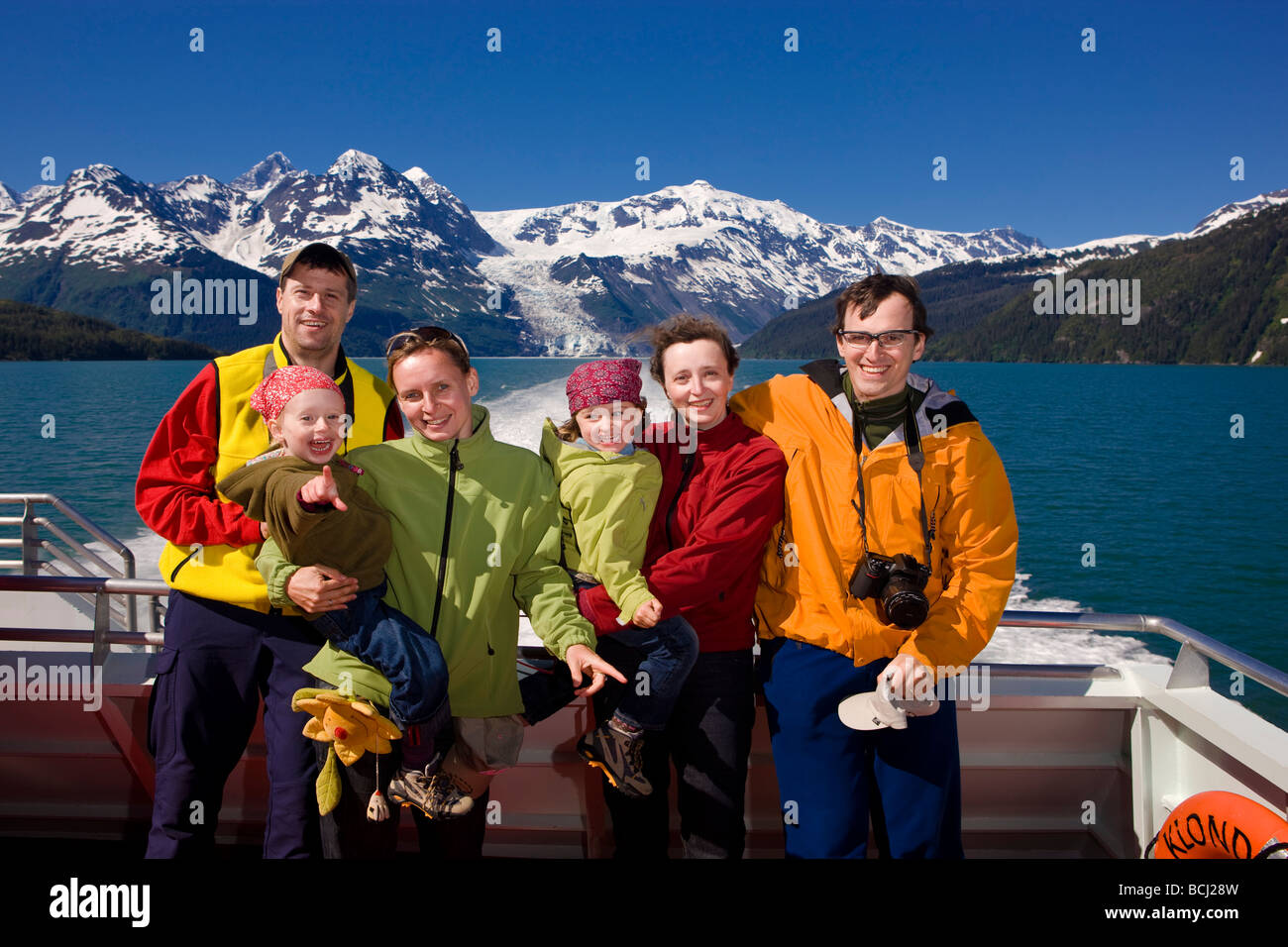 Gruppenbild von zwei Familien, die auf dem Deck des Klondike-Express tour Boot im Prinz-William-Sund in Alaska Stockfoto