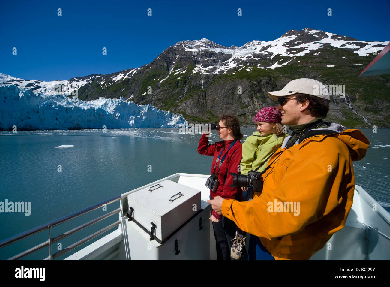 Leuchtenfamilie Sightseeing in Harriman Fjord vom Deck der einen Tour Boot, Prinz-William-Sund, Sommer, Süden-Zentral-Alaska Stockfoto