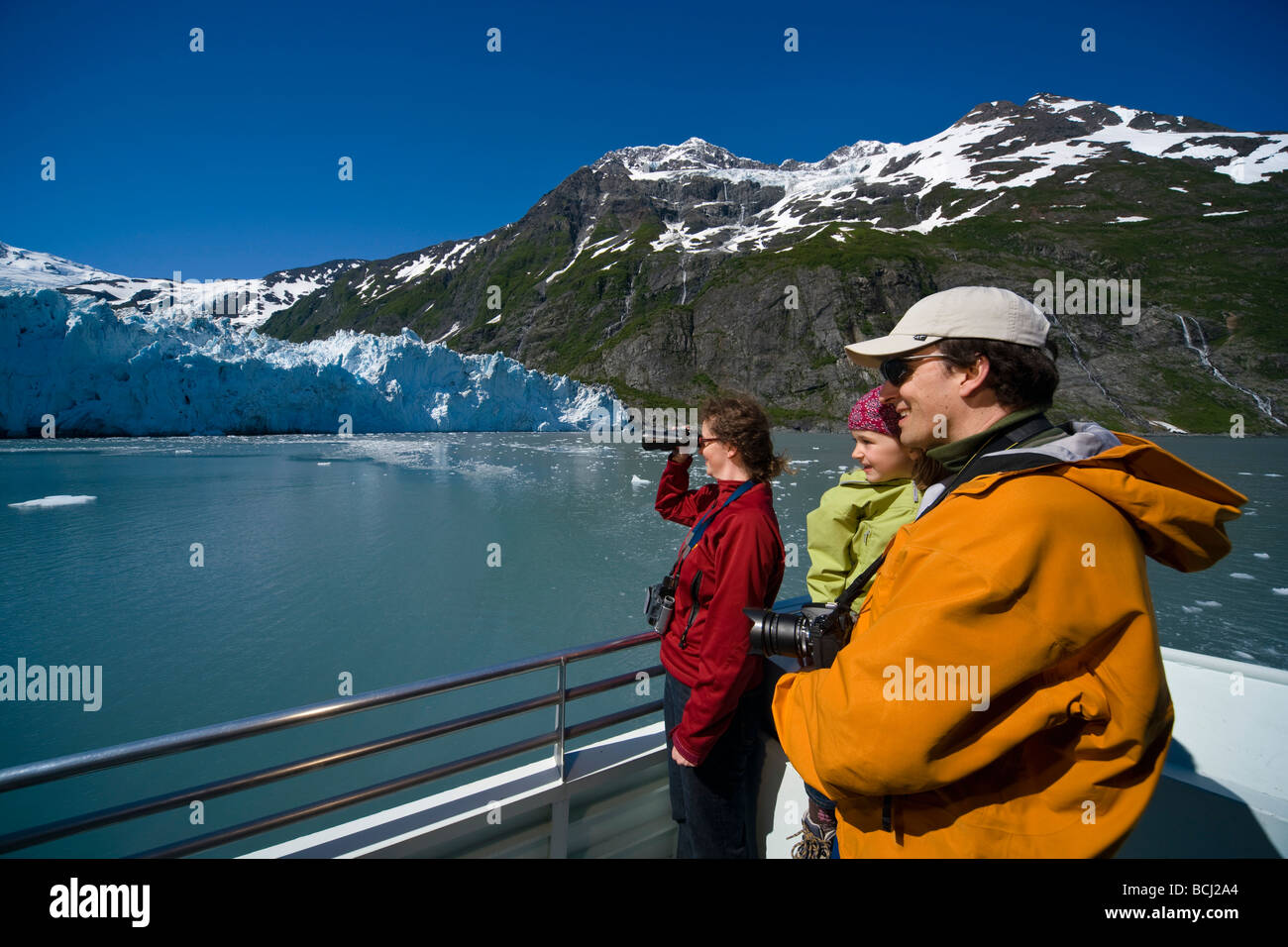 Leuchtenfamilie Sightseeing in Harriman Fjord vom Deck der einen Tour Boot, Prinz-William-Sund, Sommer, Süden-Zentral-Alaska Stockfoto