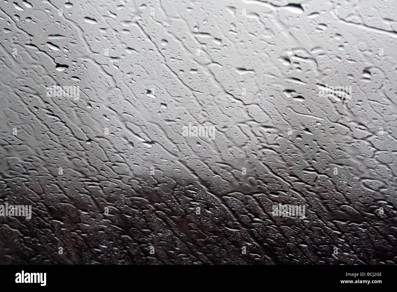 Regen auf ein Fenster Stockfoto