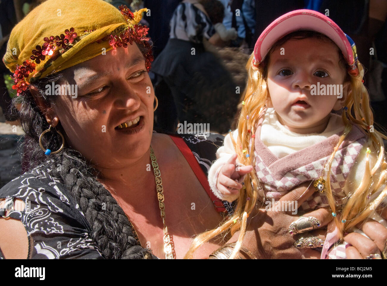 Roma-Mutter und Kind bei einem griechischen festival Stockfoto