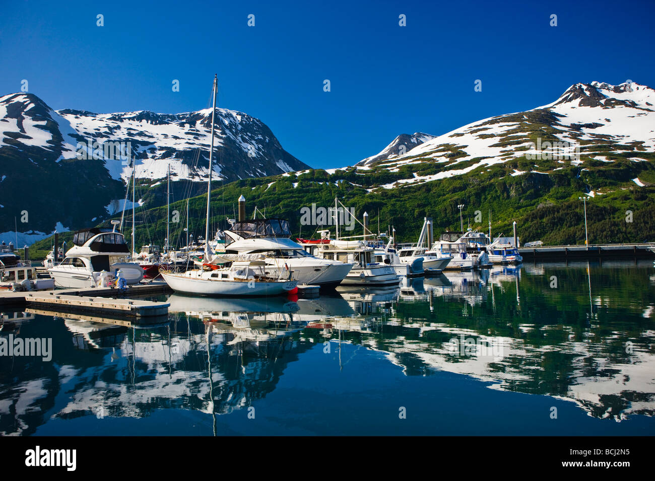 Anzeigen von Whittier kleines Bootshafen vom Deck eines Bootes Tour wie es Whittier, Prince William Sound, Alaska Blätter Stockfoto