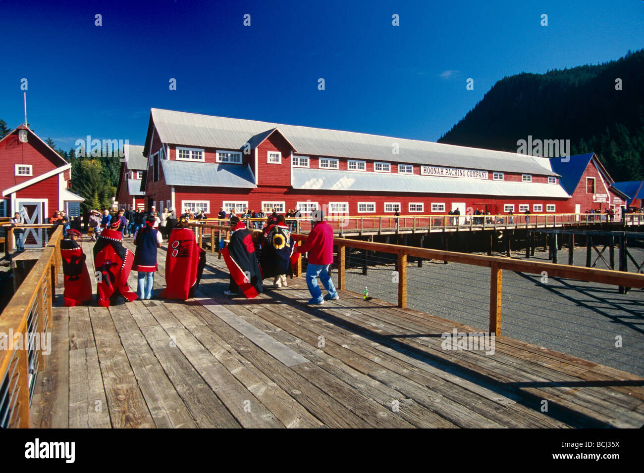 Einheimische Tänzer auf der Promenade @ Cannery Hoonah AK SE Sommer Icy Strait Point Stockfoto