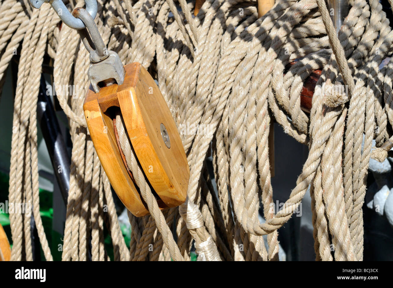 Nahaufnahme des einzigen Holzblock auf Großsegler umgeben von Linien und rigging Stockfoto