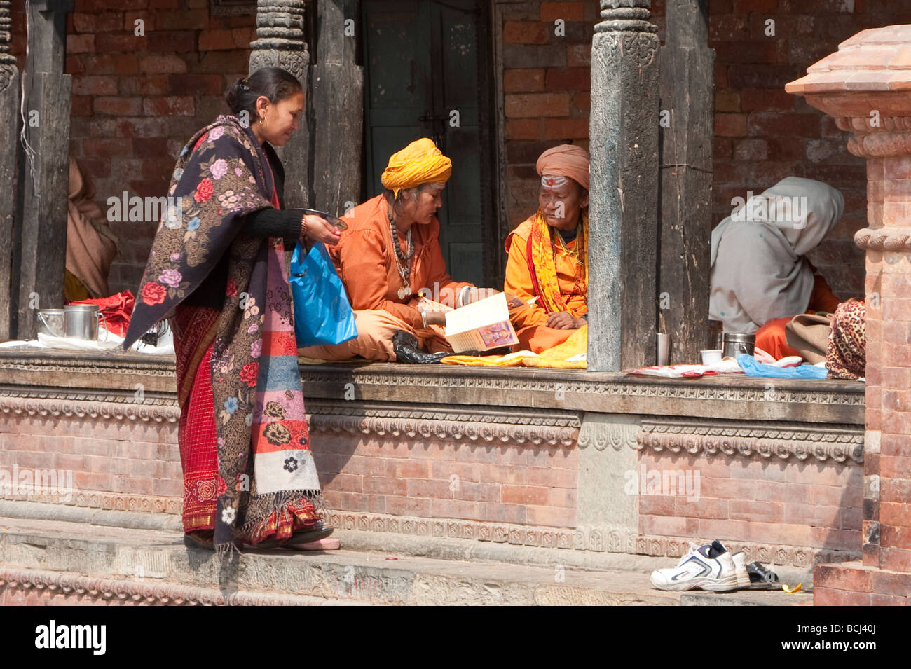Pashupatinath, Nepal.  Sadhus, hinduistische Asketen oder heilige Männer, ruhen im Inneren ein Pati, ein Open-Air-Ruhestätte. Stockfoto
