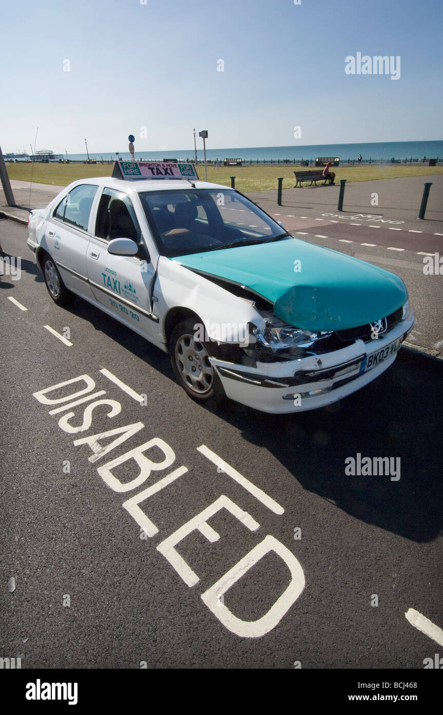 Eine behinderte Kabine in einen behinderten Parkplatz. Stockfoto