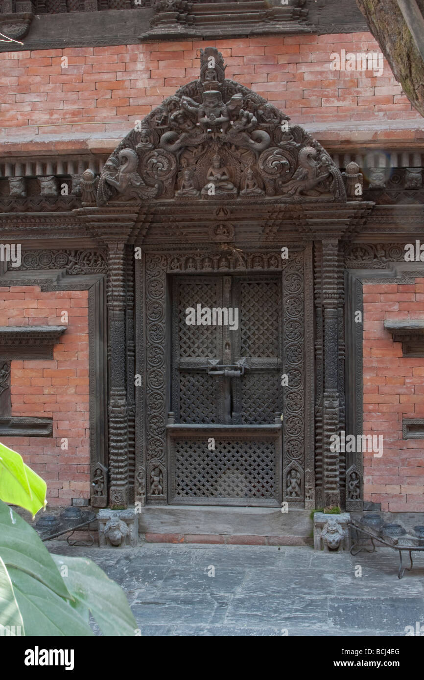 Kathmandu, Nepal. Traditionelle geschnitzte Holztür und den Fenstern