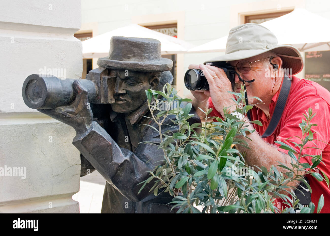 Bratislava Tourist-Fotografen nehmen Ziel mit öffentlichen Statue, die Paparazzo, in der Altstadt Stockfoto