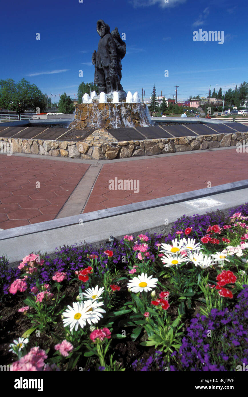 Statue des ersten unbekannten Familie w/Blumen IN Alaska Fairbanks goldenes Herz Park Stockfoto