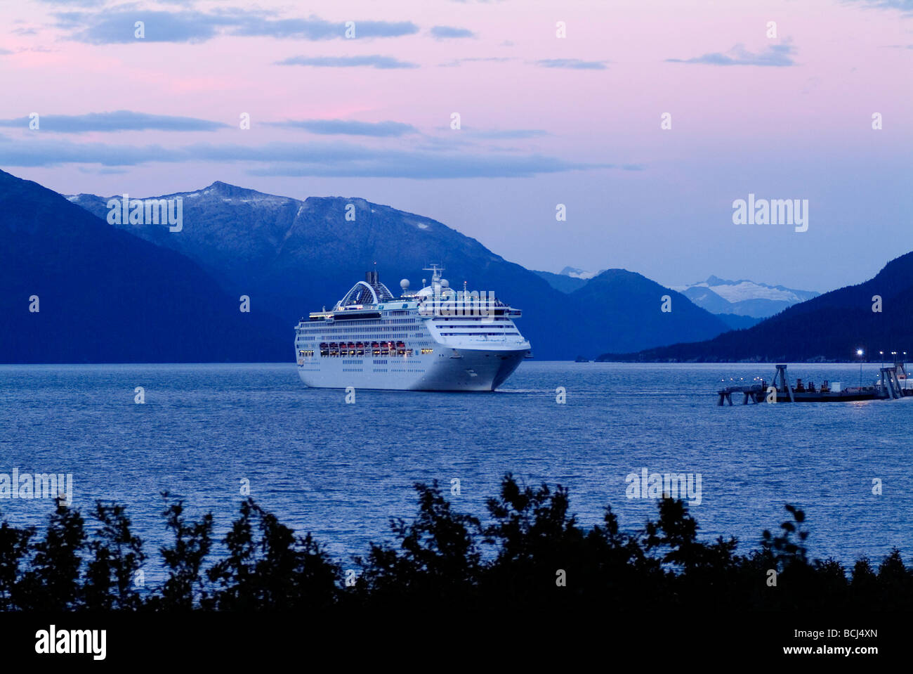 Die * Dawn Princess * zieht aus Whittier AK SC Sommer Abend Stockfoto