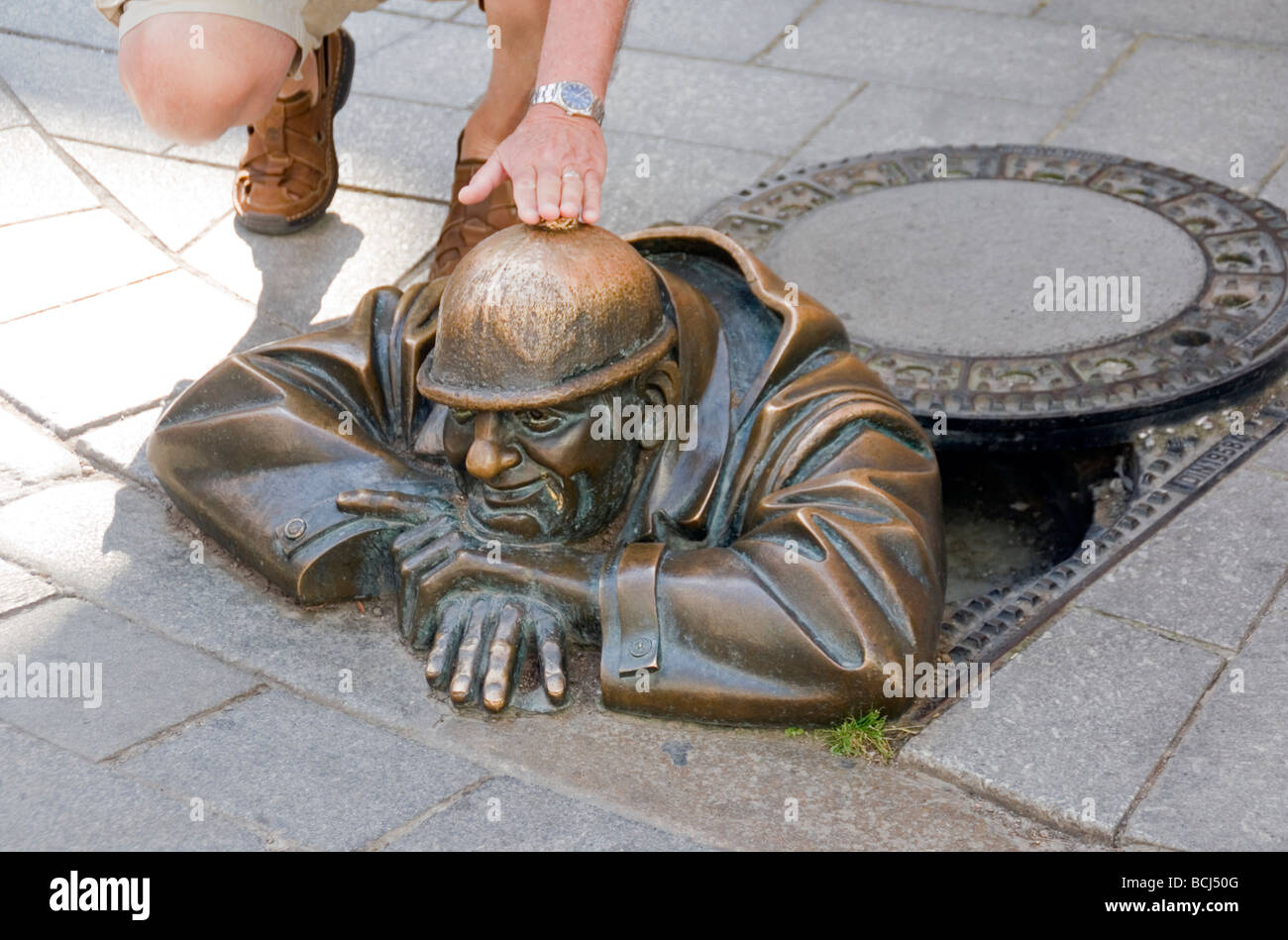 Bratislava Tourist Kontaktaufnahme mit öffentlichen Statue des Cumil (The Watcher) in der Altstadt Stockfoto