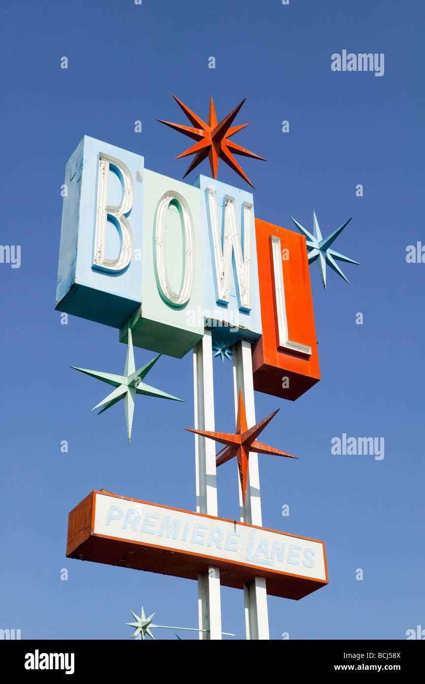 Bowling Alley Schild mit drei dimensionale Dingbat-Spikes, liest Zeichen BOWL PREMIERE LANES.  Seite abgerissen. Stockfoto