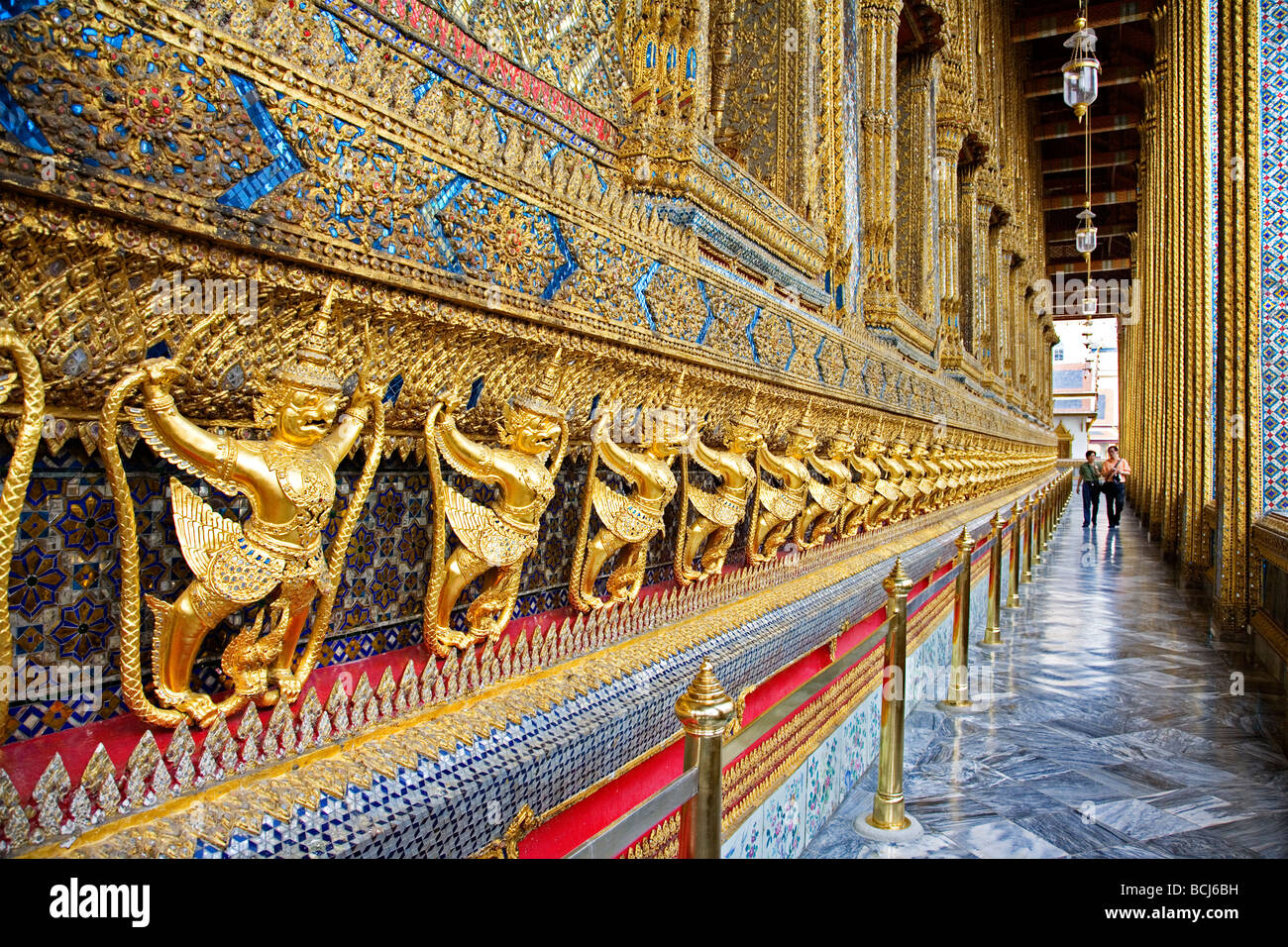 Gold Zierpflanze patter Statuetten Tempel des Smaragd Buddha The Grand Palace Bangkok Thailand Stockfoto