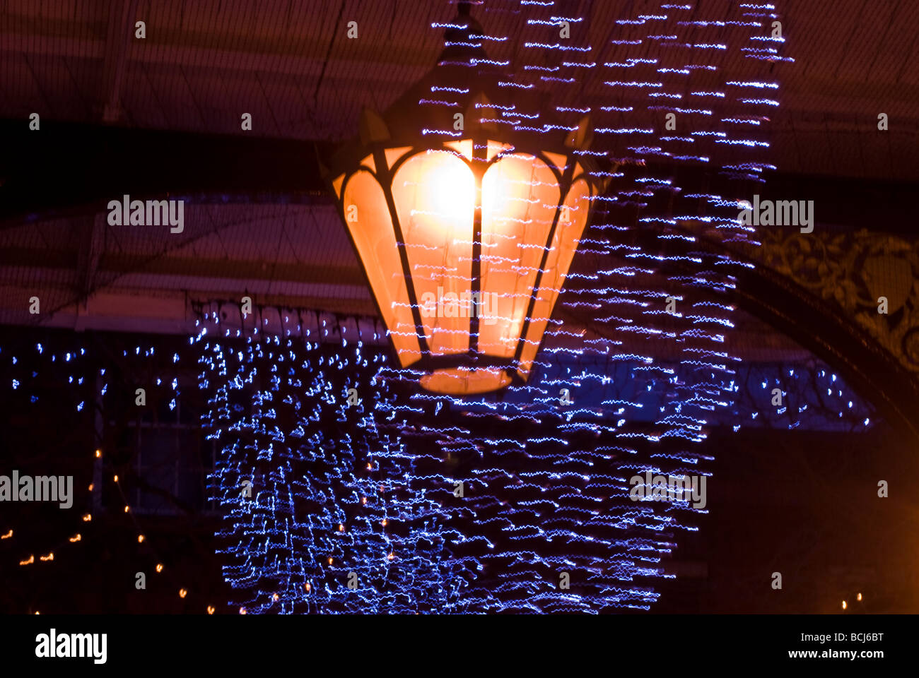 Große Lampe hängen vom alten Fischmarkt, umgeben durch Verschieben Weihnachten Dekorationen, Warrington, Cheshire, England, UK Stockfoto
