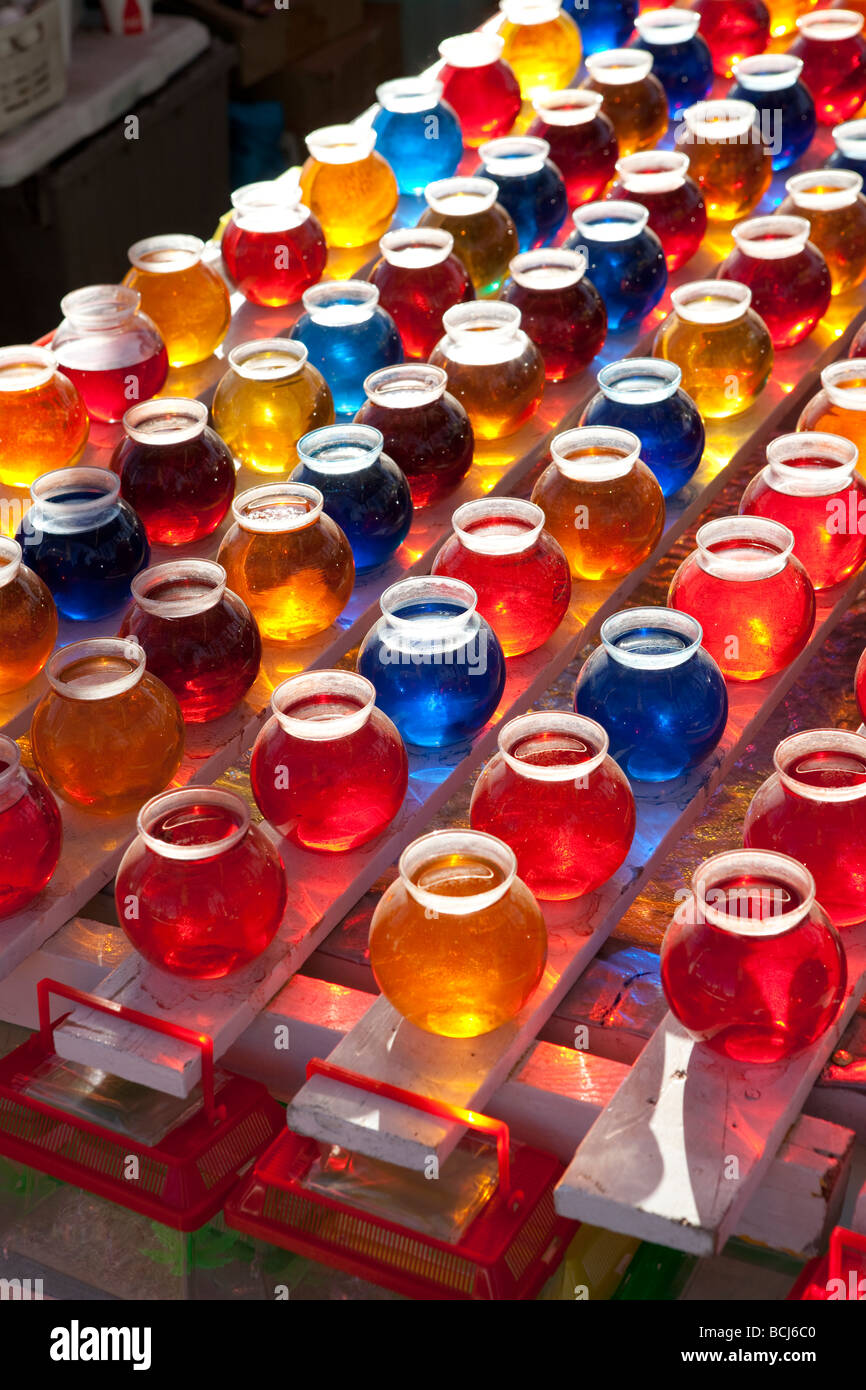 Reihen von Gläser gefüllt mit gefärbtem Wasser bei Arcade-Spiel beim Karneval fair festival Stockfoto
