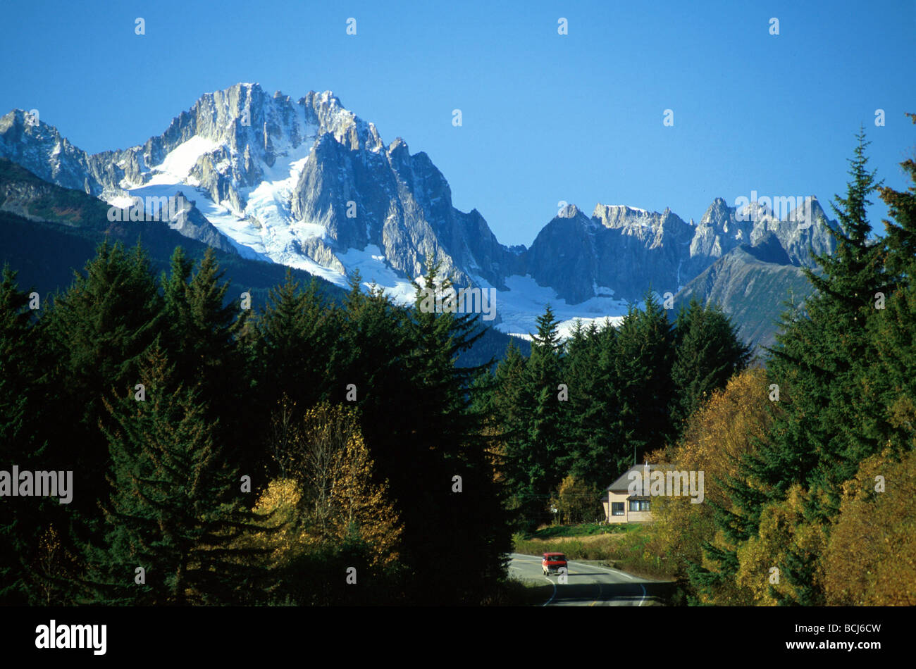 Van auf Autobahn Haines Southeast Alaska Chilkat Mtn Sortiment Bergsommer Stockfoto