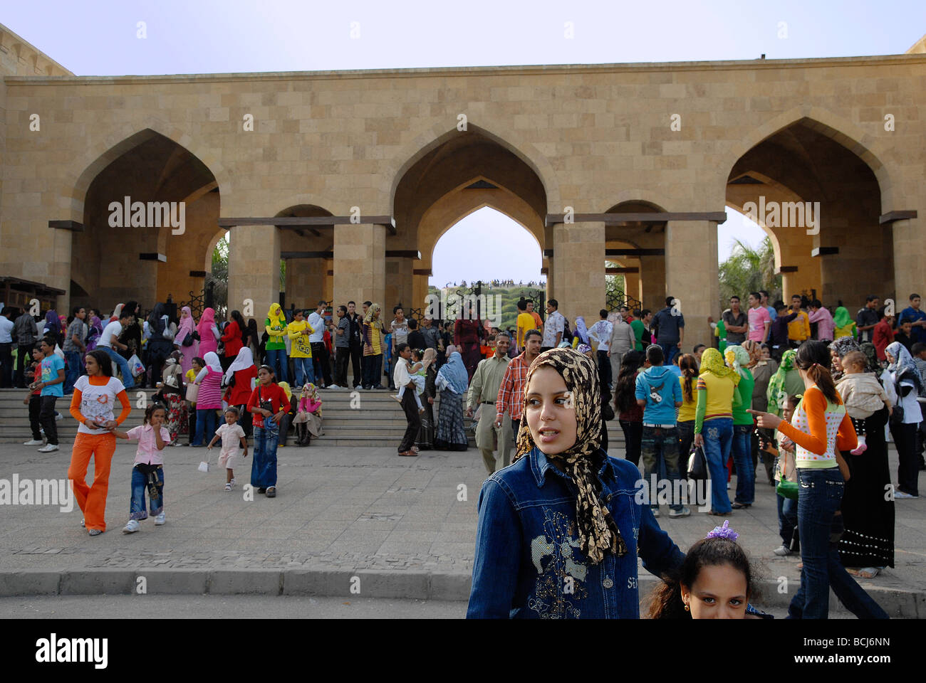 Azhar Park ist immer ein beliebter Ort für Ägypter zu gehen. Während der Eid El Fitr am Ende des Ramadan ist es vor allem damit beschäftigt. Stockfoto