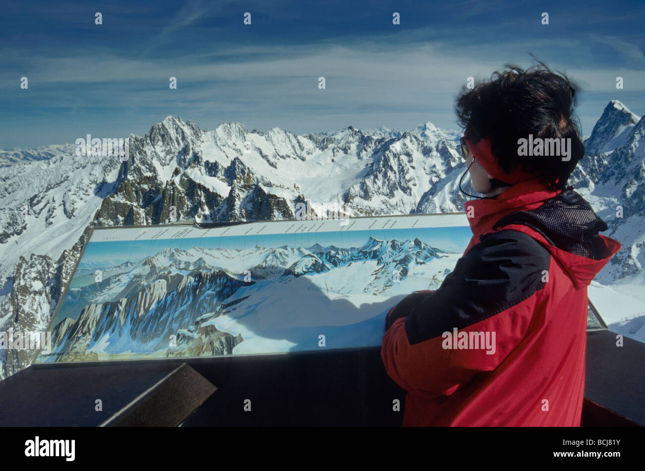 Ansicht des Grandes Jorasses im Mt-Blanc-Massiv von Mont Blanc Terrasse an der Aiguille du Midi Seilbahnstation in Alpen Frankreich Stockfoto Ansicht des Grandes Jorasses im Mt-Blanc-Massiv von Mont Blanc Terrasse an der Aiguille du Midi Seilbahnstation in Alpen Frankreich Stockfoto