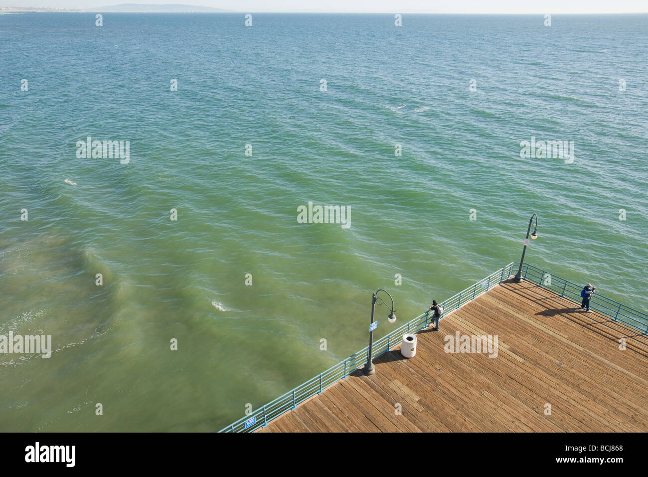 Draufsicht von Menschen stehen am Geländer des Santa Monica Pier in Santa Monica, Kalifornien, USA Stockfoto