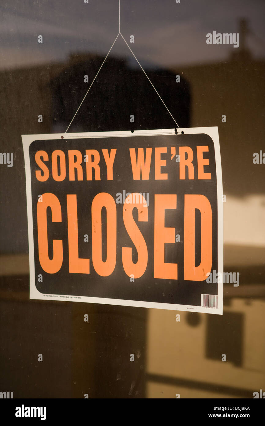 Zeichen im Ladengeschäft speichern Fenster lesen, SORRY wir RE geschlossen Stockfoto