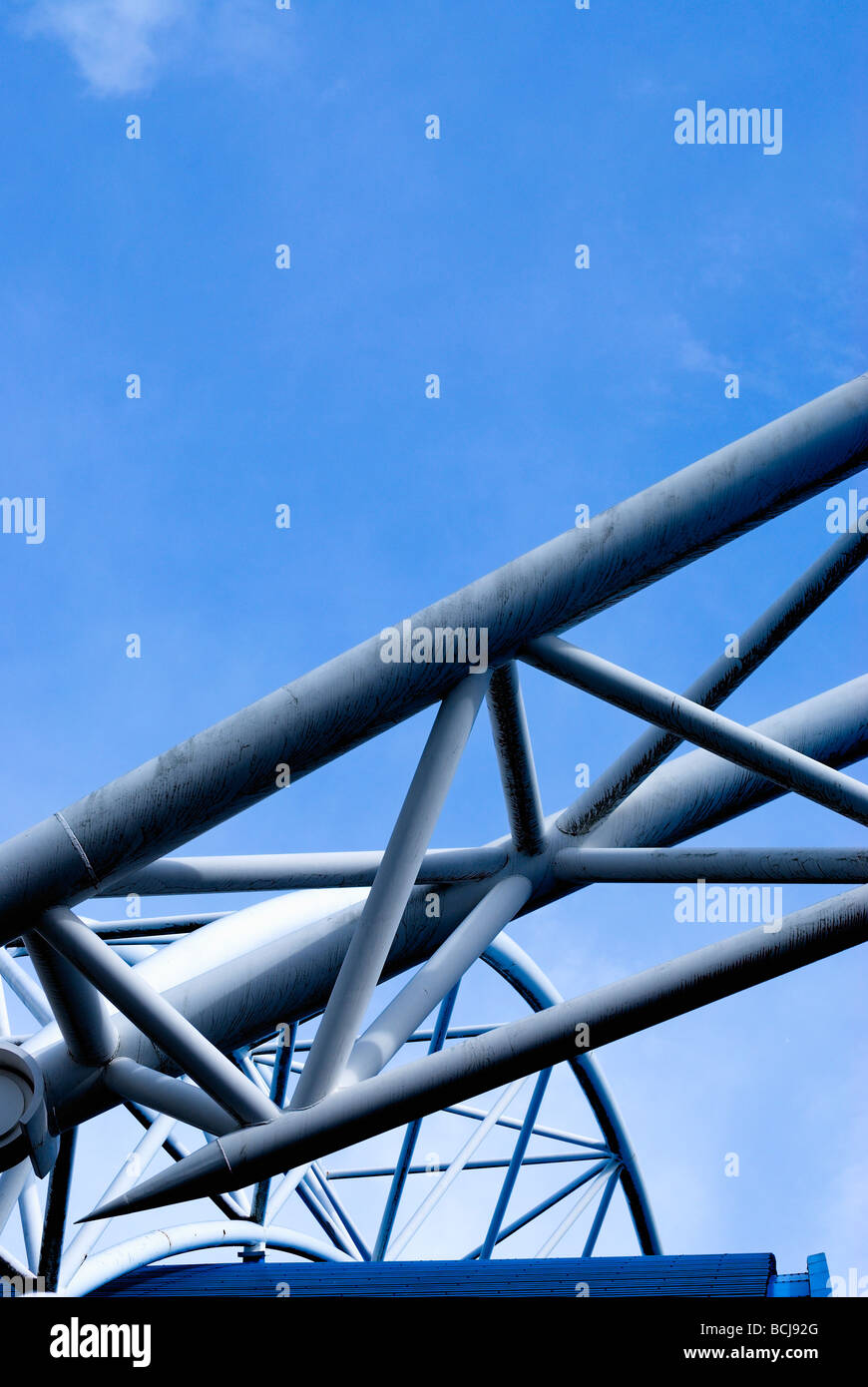 Moderner Architektur kann manchmal die prächtigsten abstrakte Linien erzeugen.  Dies ist Teil der Dachkonstruktion. Stockfoto