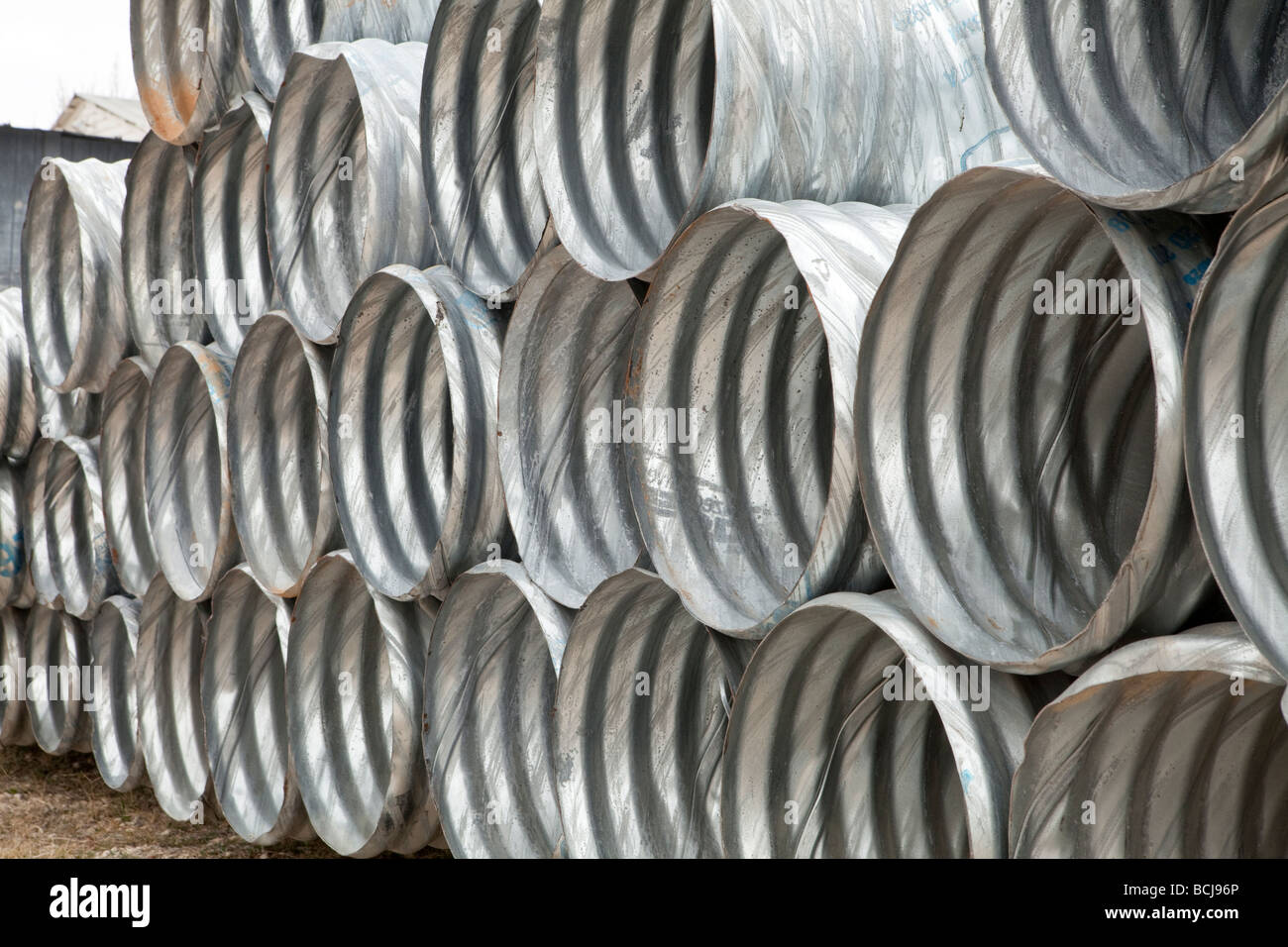 Stapel von verzinktem Metall Wellrohren im Speicher Stockfoto