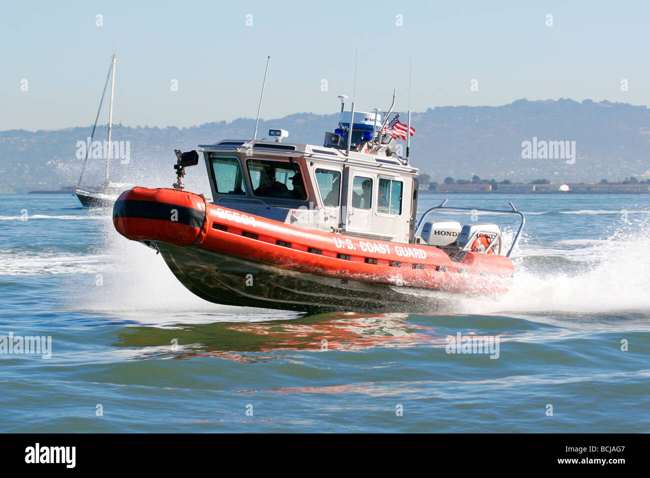 Defender-Klasse Antwort Boot (RB-S) patrouilliert die San Francisco Waterfront Stockfoto