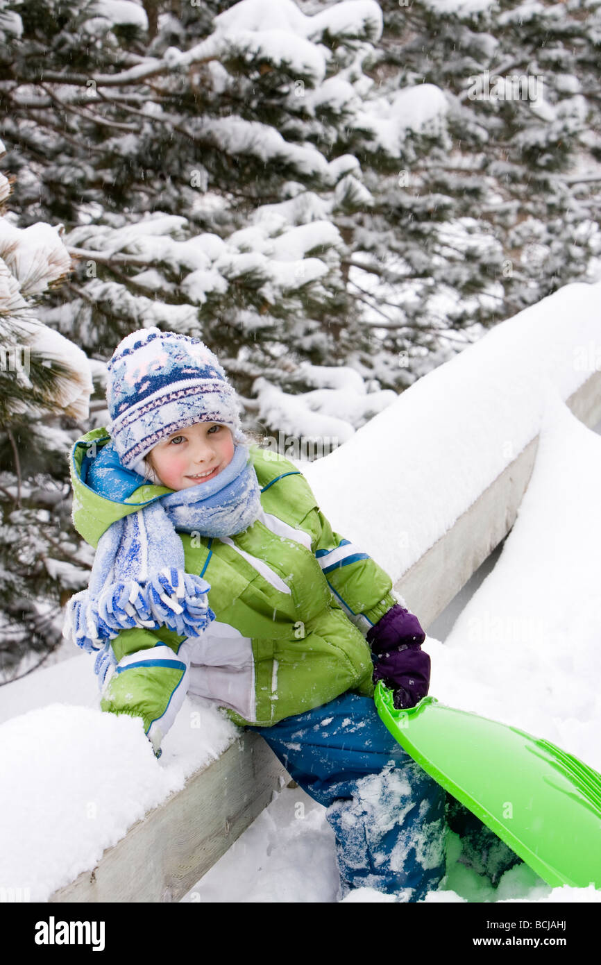 Mädchen gegen Winter Wald Hintergrund Stockfoto