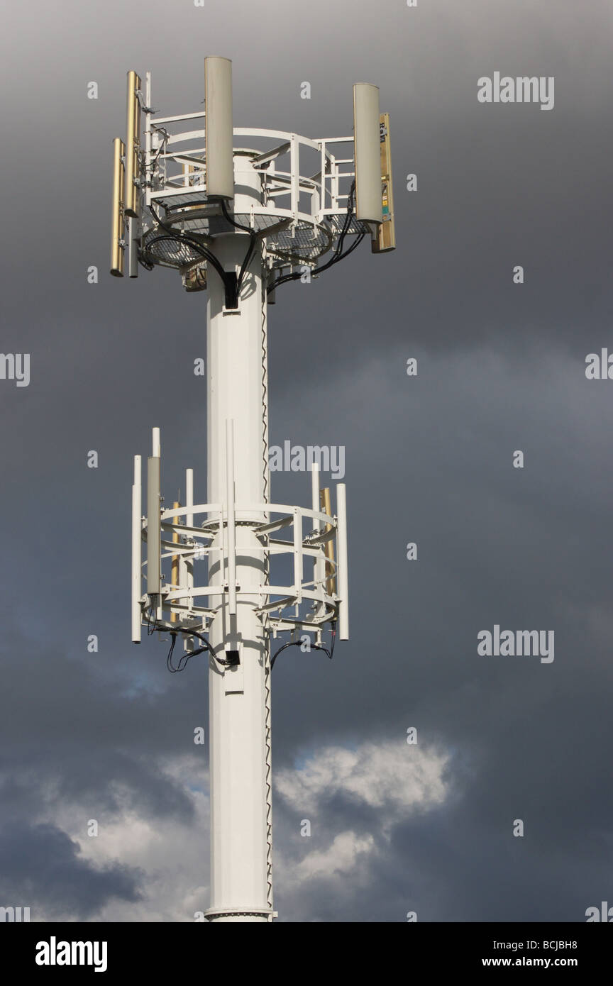 Sturm Wolken über Mobiltelefon mast Stockfoto